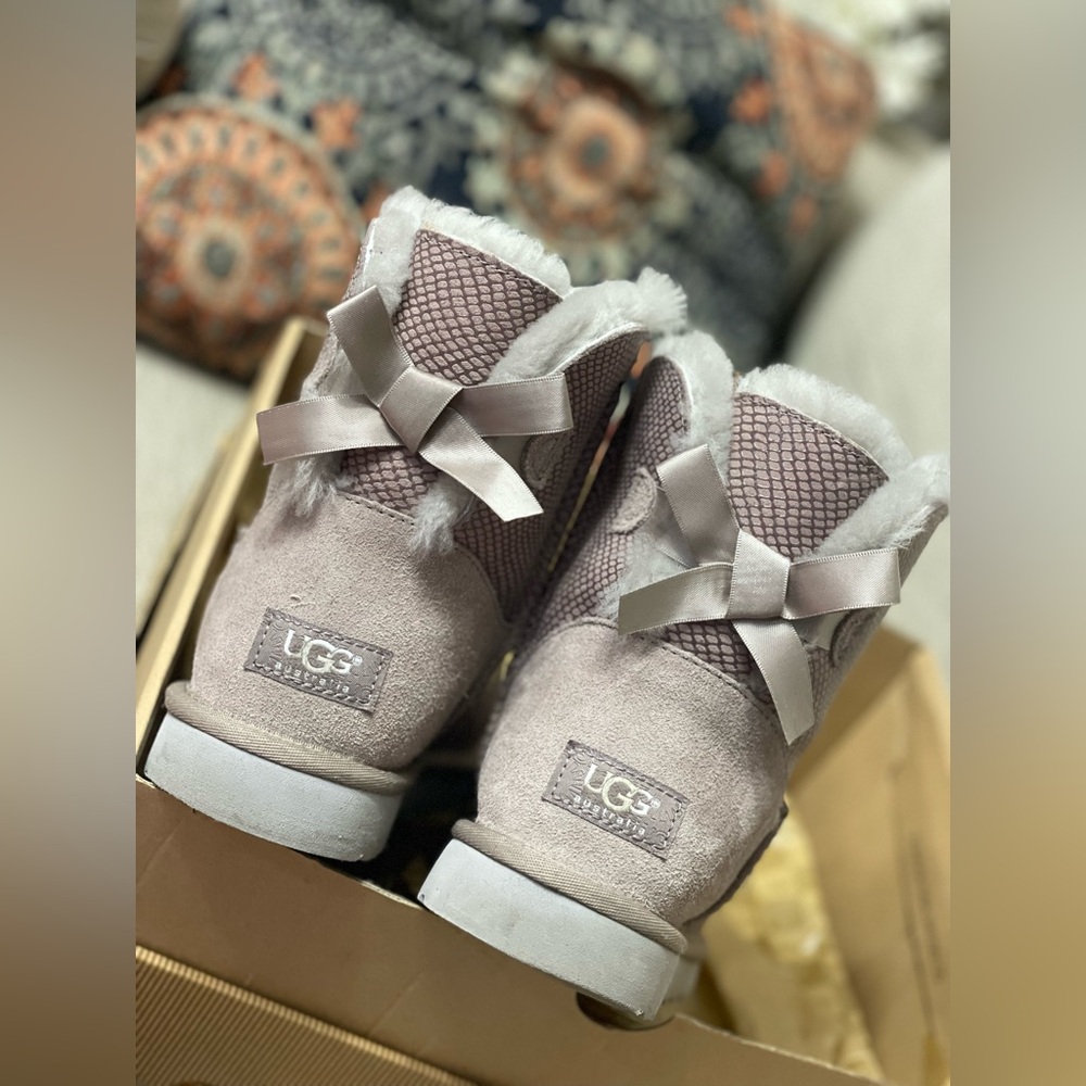 Ugg’s Mini Bailey Bow Shiny Reptile